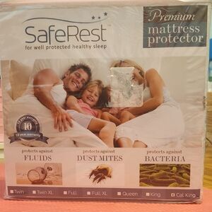 White Mattress Cover with Dust Mite and Fluid Protection